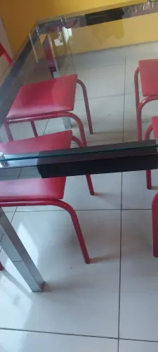Messa e cadeiras muito novas  sem detalhes * 