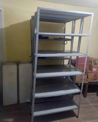 Estantes de aço 