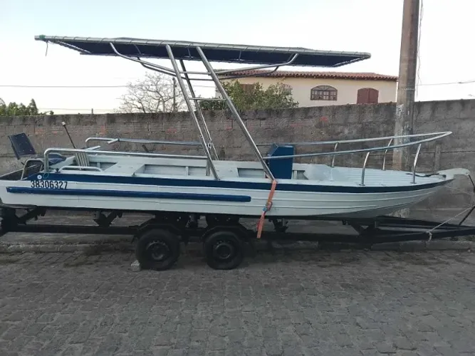 Lancha de alumínio grosso, capota de inox e carretinha, sem motor
