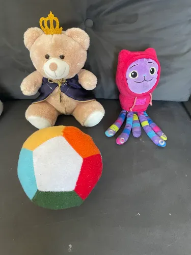 Bichinhos de pelúcia Gatinho da Gabby , ursinho príncipe e bola chocalho