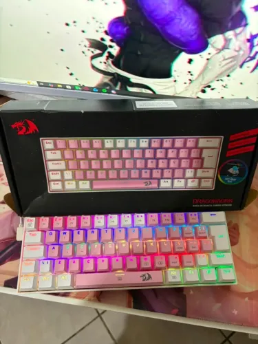 teclado redragon 60% rosa e branco