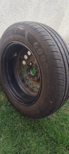 Vende se pneu com roda aro. 14