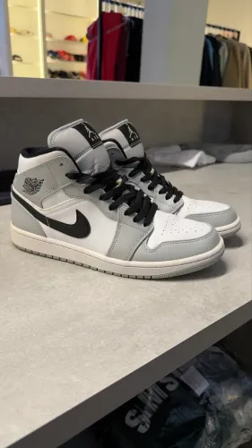 Air Jordan mid