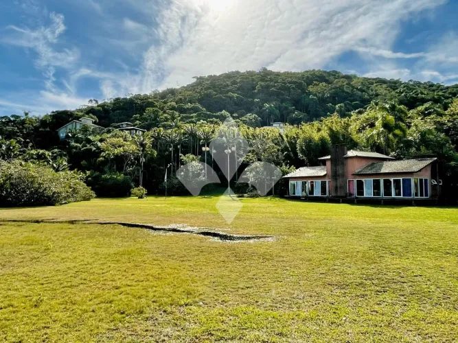 Casa com acesso a Lagoa e a poucos metros da Praia do Luz, em Imbituba/SC