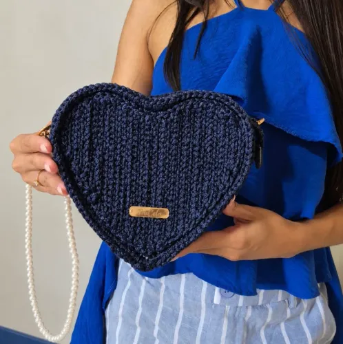 Bolsa de crochê com tela de coração