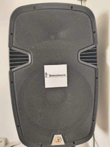 Caixa de som ativa com bluetooth, saídas RCA. P10 e XLR. Controle remoto e tripé.