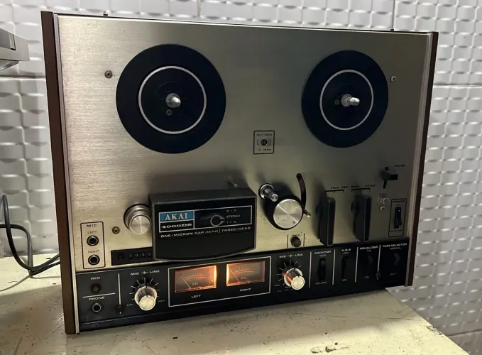 Gravador de rolo Akai 4000DS.