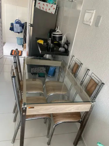 VENDO MESA COM TAMPO DE VIDRO E 4 CADEIRAS