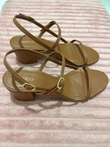 Vendo Sandália Arezzo