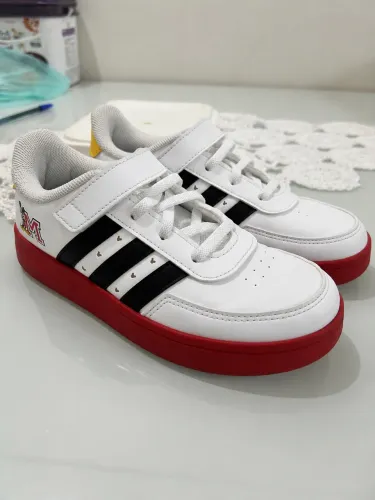 Tênis adidas