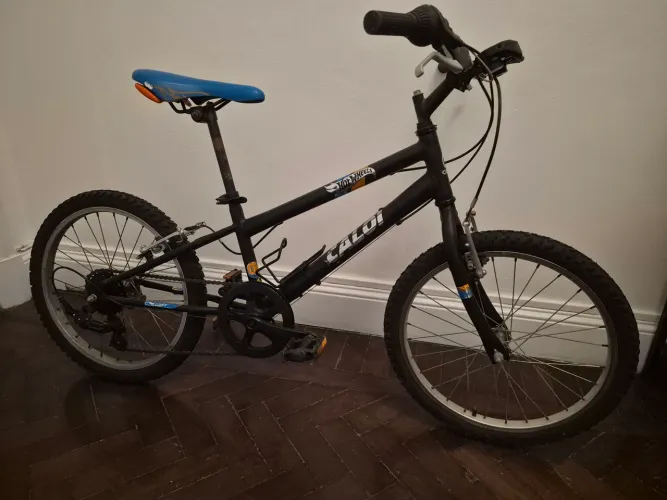 BICICLETA INFANTIL CALOI HOTWHEELS ARO 20 COM 7 MARCHAS, LINDA!