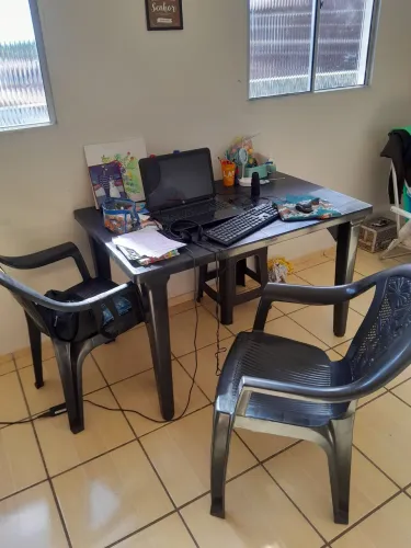 Vendo mesa de plástico com 2 cadeiras