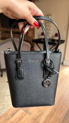 Michael Kors Voyager Extra-Small Leather Convertible Crossbody Bag na cor preta.