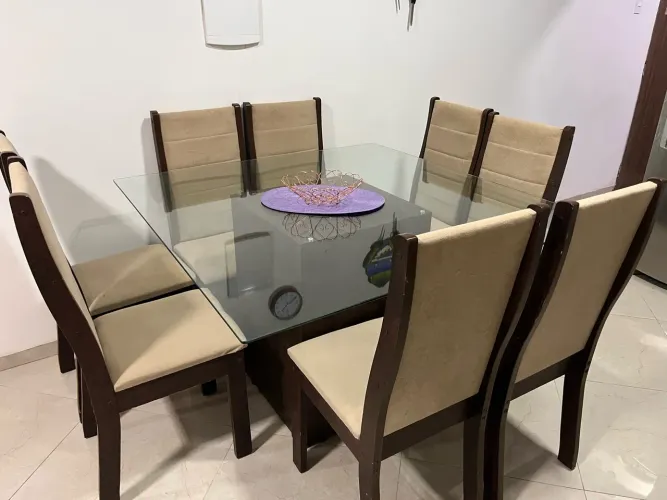 Vendo mesa com 8 cadeiras