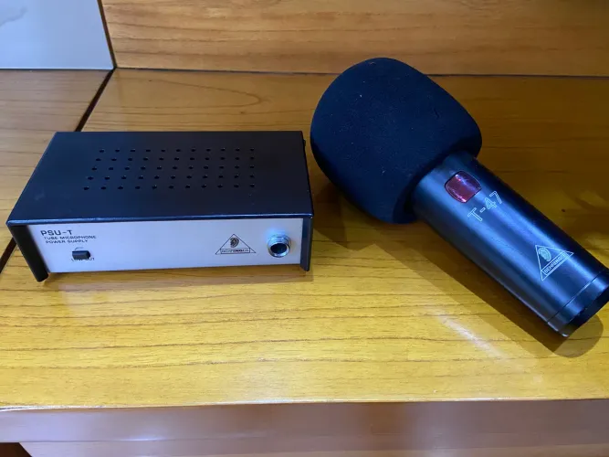 kit de microfone condensador a válvula para estúdio modelo Behringer T-47.