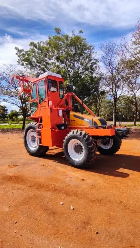 Carregadeira Valtra BM100 Santal