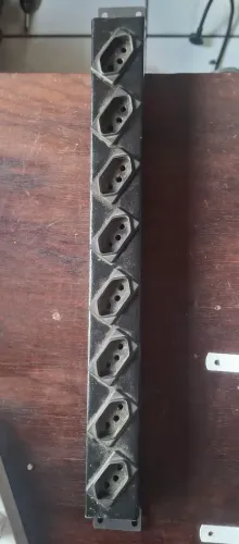 régua de tomadas profissional para rack de 19 polegadas com 8 saídas na cor preta