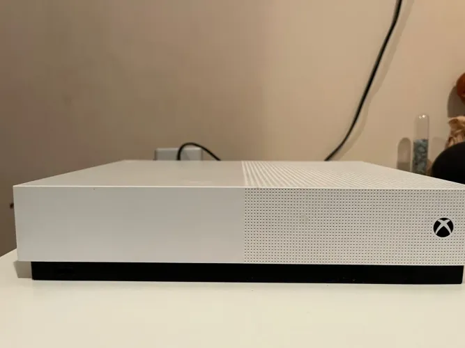 Xbox one s all digital 1 tb com fortinet,minicreft e outros jogos,pouco usado