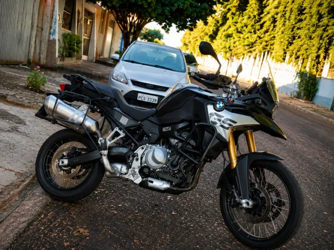     BMW GS Premium em ótimo estado, documentação em dia, pronta para uso.