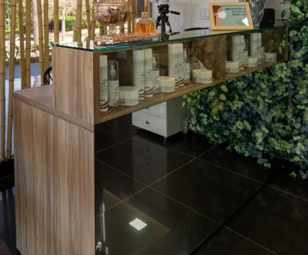 Balcão de recepção de excelente qualidade com vidro expositor de produtos e espelh
