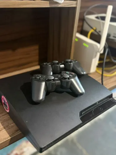 PS3 Slim Impecável Desbloqueado com HEN + 2 Controles + Jogos e Lojas Instaladas