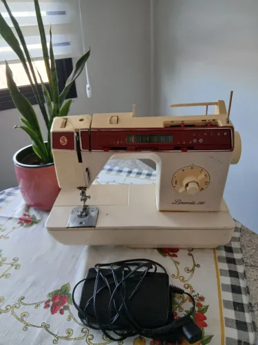 Máquina de Costura Singer Livrematic 290