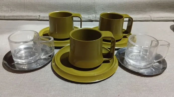 Kit 5 xícaras plástico, 3 Pires plástico, 4 Pires inox, 2 Bandejas