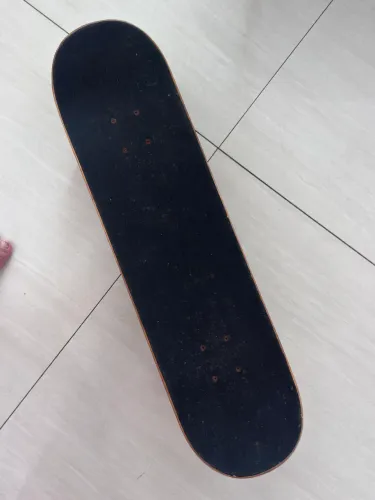 Skate e kit de segurança