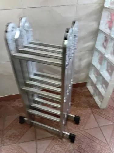 Escada de alumínio dobrável