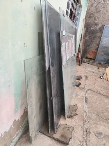 Vendo vidros de tamanhos variados apartir de 1.5 metros .