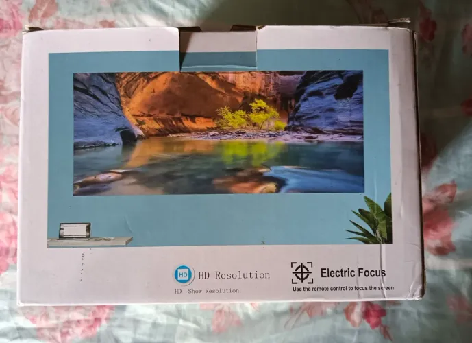 Projetor LED HD Portátil com Controle Remoto - Pouco Uso