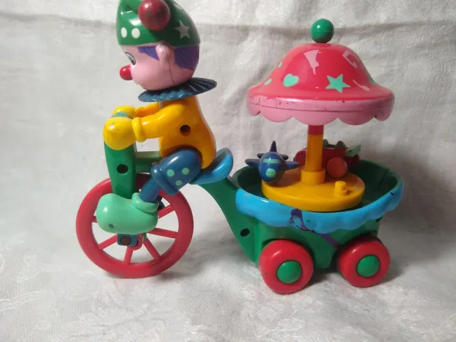 Boneco palhacinho de bicicleta 