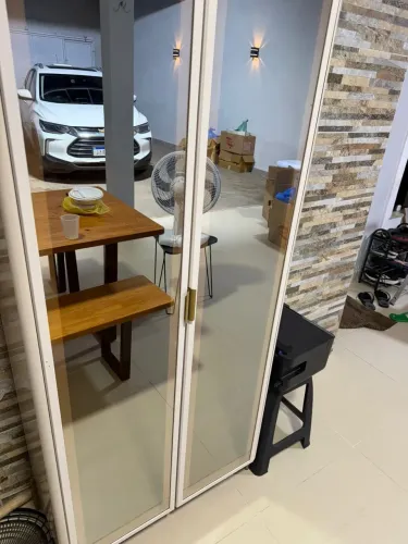Cristaleira 2 portas  Com 2 gavetas  3.200  3 meses de uso  4.200 na nota