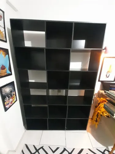 Estante grande preta estilo colmeia (Com rodinhas)