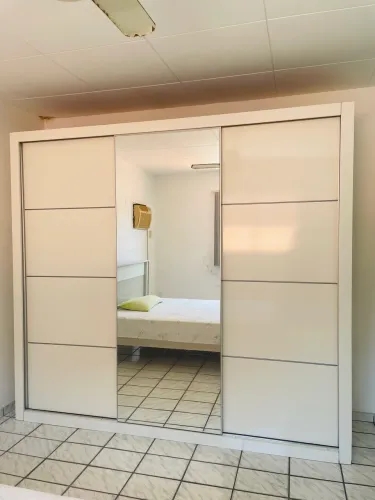 Guarda Roupa 3 portas sendo 1 de vidro e 4 gavetas
