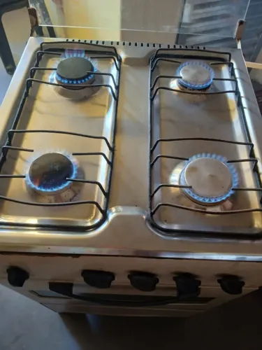 Vendo um fogão de 4bocas funcionando perfeitamente vai com a mangueira e o clik clik 200 $