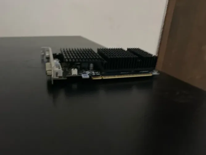 Placa de vídeo NVIDIA GeForce GT 710 1GB