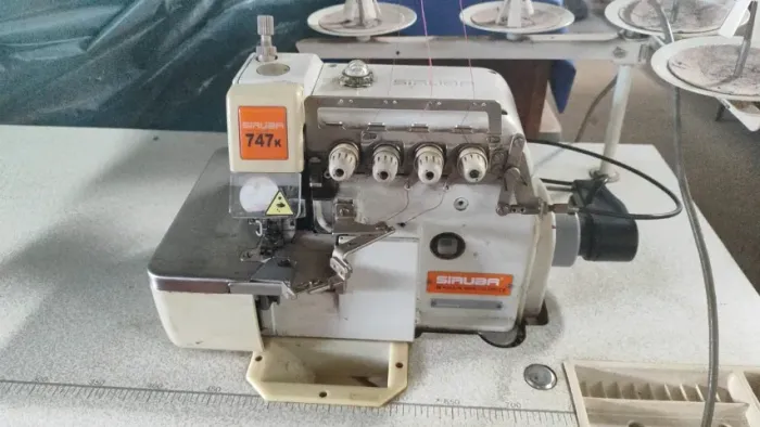 Overlock 4 fios Siruba Com embutidor de Costura