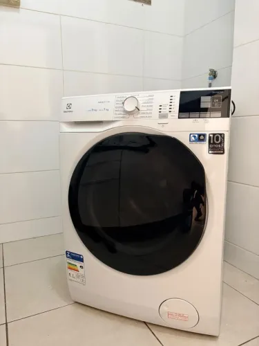 Lava e Seca Electrolux 11Kg Branca Perfect Care com Água Quente/Vapor (LSP11