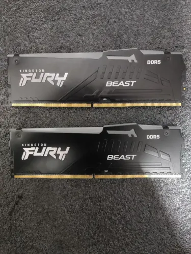 Memória RAM Kingston FURY Beast RGB 16GB (2x8GB) DDR5 5600MHz CL36 - Excelente Estado