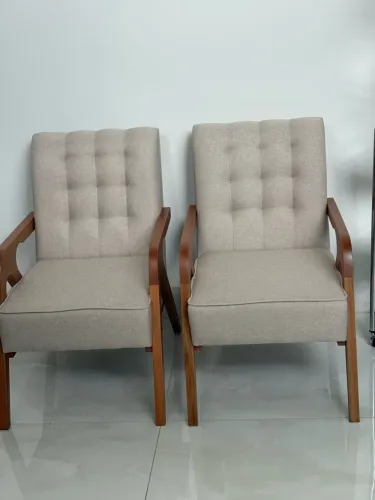 Poltronas estrutura em madeira tecido em linho