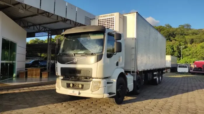 volvo vm 330 8x2, ano 2017 com baú refrigerado motor super II thermo king, baú gancheiro,