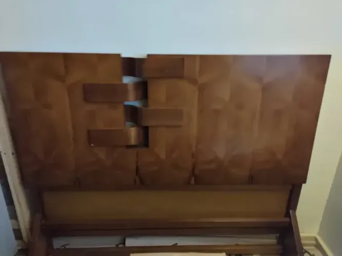 cabeceira de cama maciça, na cor imbuia
