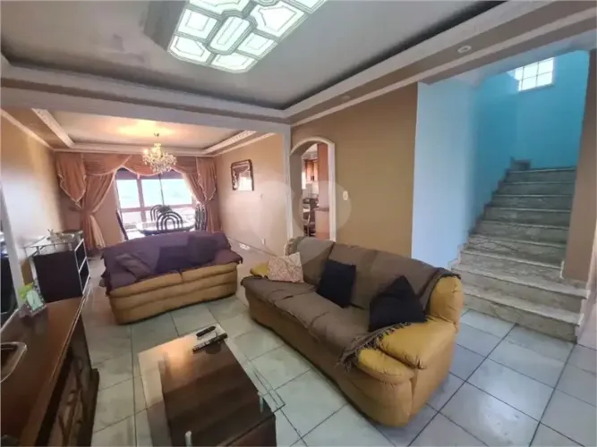 Sobrado com 4 Quartos e 4 banheiros à Venda -337 m² por R$ 850.,000 -- Jardim Vivan,-Jarag