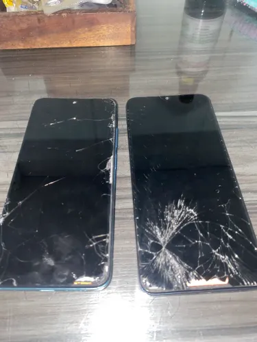 Vendo dois celulares que precisam trocar a tela