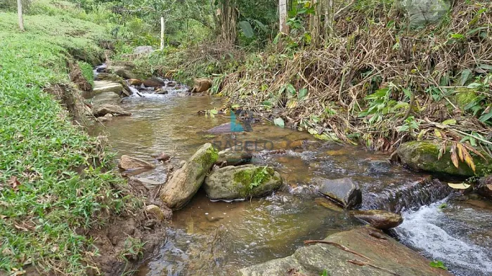 SÍTIO COM MUITA ÁGUA E MATA NO RIBEIRÃO GRANDE EM PINDA-SP