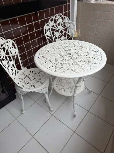 Mesa de Jardim -Ferro Fundido com 4 cadeiras