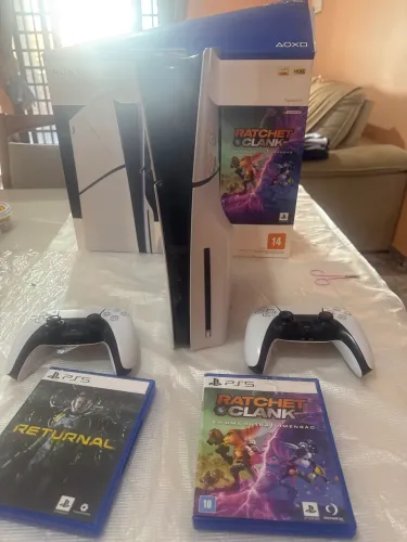 PlayStation 5 Slim (Edição com Leitor) + 2 Controles DualSense + 2 Jogos Mídia Física