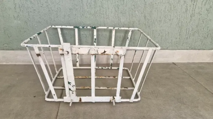 Lixeira de ferro para portão de grade