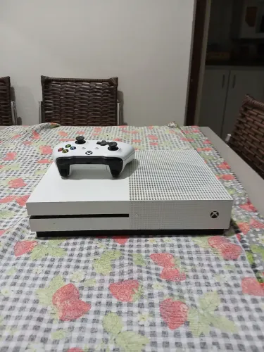 Xbox One S / 1TB / SEMINOVO.